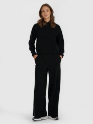 4F Spodnie oversize z szerokimi nogawkami damskie - czarne XL. Czarne spodnie dresowe damskie 4F, xl, bez wzorów, z dresówki. Za 159.99 zł.