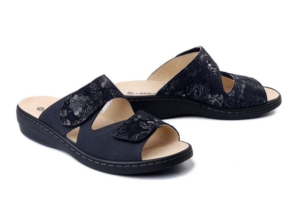 DR. BRINKMANN 700584-05 navy, klapki damskie. Niebieskie klapki damskie Dr. Brinkmann, bez wzorów, ze skóry, bez obcasa, bez zapięcia. Za 242.17 zł.