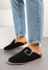 Czarne Klapki Mule w Stylu Chodaków z Klamrą Ablera. Czarne klapki damskie Born2be, bez wzorów, bez obcasa, na płaskiej podeszwie, bez zapięcia. Za 79.99 zł.