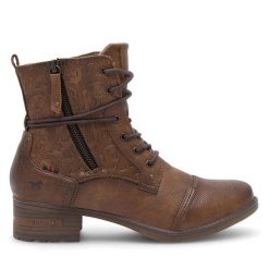 Trzewiki Mustang. Brązowe botki damskie Mustang, bez obcasa, na płaskiej podeszwie, bez zapięcia. Za 349.99 zł.
