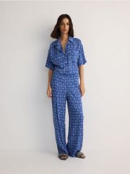 Wzorzysta koszula z wiskozy - jasnoniebieski. Niebieskie koszule damskie Reserved, l, bez wzorów, z wiskozy, bez kołnierzyka, bez ramiączek. W wyprzedaży za 25.99 zł.