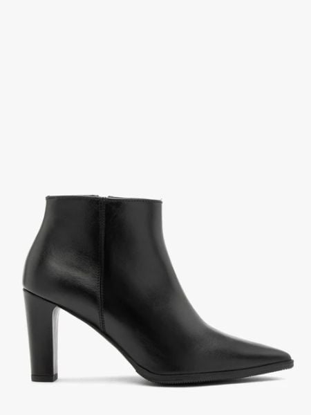 Czarne botki skórzane na słupku. Czarne botki damskie Ryłko, ze skóry, biznesowe, za kostkę, bez obcasa, na słupku, bez zapięcia. Za 549.99 zł.
