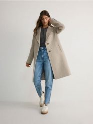 Płaszcz z domieszką wełny - green spruce. Zielone płaszcze damskie Reserved, l, bez wzorów, z tkaniny, bez kaptura. W wyprzedaży za 199.99 zł.