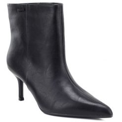 Skórzane botki damskie na niskim obcasie czarne Big Star UU274492. Czarne botki damskie Big Star, ze skóry, retro, bez obcasa, bez zapięcia. Za 269.99 zł.