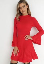 Czerwona Sukienka Taliowana z Falbankami Marius. Czerwone sukienki damskie Born2be, bez wzorów, z dzianiny, bez ramiączek. Za 129.99 zł.