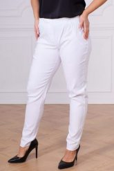Klasyczne białe spodnie Nita ze zwężoną nogawką PLUS SIZE XXL. Białe spodnie materiałowe damskie Nasi partnerzy, bez wzorów, z elastanu, krótkie. Za 159.90 zł.
