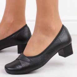Czarne Polskie czółenka damskie Gregors 567. Czarne czółenka damskie GREGORS, bez wzorów, ze skóry, bez obcasa, na obcasie. Za 339.00 zł.
