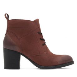 Trzewiki Lasocki. Czerwone botki damskie Lasocki, bez obcasa, na słupku, bez zapięcia. Za 249.99 zł.