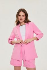 Marynarka z rękawami 3/4 różowa. Czerwone marynarki i żakiety damskie MOODO, l, bez wzorów, z elastanu. Za 149.99 zł.