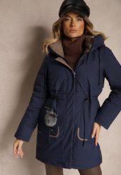 Granatowa Kurtka Parka ze Ściągaczami w Talii i Kapturem Zdobiona Zawieszką Zeriena. Niebieskie kurtki damskie Renee, l, z aplikacjami, z jeansu. Za 299.99 zł.