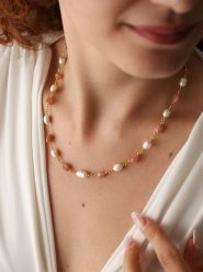 L'Atelier de Gaia Pozłacany naszyjnik z elementami ozdobnymi - dł. 43 cm rozmiar: onesize. Białe naszyjniki damskie L'Atelier de Gaia, z perłą, pozłacane. Za 87.40 zł.