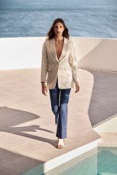 Marynarka damska piaskowa. Marynarki i żakiety damskie MOODO, l, bez wzorów, z elastanu. W wyprzedaży za 49.99 zł.