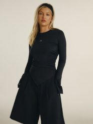 4F Longsleeve slim z marszczeniem damski 4F x Anna Lewandowska - czarny M. Czarne koszulki sportowe damskie 4F, l, bez wzorów, z dzianiny, bez ramiączek, do biegania. Za 99.99 zł.
