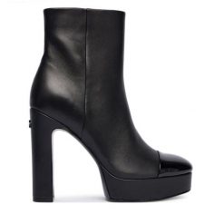 Botki Guess. Czarne botki damskie Guess, bez obcasa, na słupku, bez zapięcia. Za 969.99 zł.
