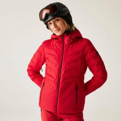 Kurtka narciarska damska z membraną Gliding wodoodporna Dare 2b. Czerwone kurtki sportowe damskie Dare 2b, na zimę, bez wzorów, z tkaniny, bez kaptura. W wyprzedaży za 799.99 zł.