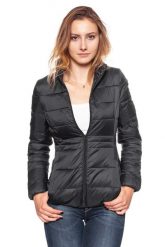 DAMSKA KURTKA ZIMOWA WRANGLER SHORT PUFFER BLACK W4104V501. Czarne kurtki damskie Wrangler, na zimę, xs, bez wzorów, bez kaptura. W wyprzedaży za 139.99 zł.