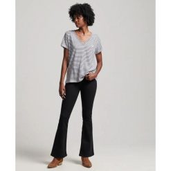 Damska koszulka z haftem i płomieniem v-neck Superdry. Niebieskie bluzki damskie Superdry, bez wzorów, bez kołnierzyka, bez ramiączek. Za 106.45 zł.