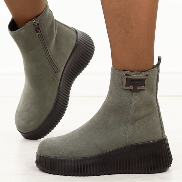 Szare skórzane botki damskie Filippo Dbt6392/25. Szare botki damskie Filippo, na jesień, z jeansu, eleganckie, z okrągłym noskiem, bez obcasa, na platformie, bez zapięcia. W wyprzedaży za 282.94 zł.