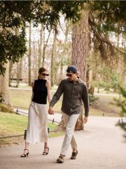 Zamszowe sandały - brązowy. Brązowe sandały damskie Reserved, bez wzorów, z zamszu, bez obcasa, bez zapięcia. Za 159.99 zł.