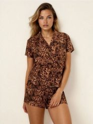 Wiskozowa piżama z szortami ze wzorem zwierzęcym - wielobarwny. Piżamy damskie Sinsay, bez wzorów, z wiskozy, bez ramiączek. Za 49.99 zł.