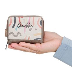 Portfel damski Anekke, z efektownym nadrukiem i metalowym logo zapinany na suwak wyposażony w przegrody na karty kieszeń na monety, brązowy, 42749-90. Brązowe torebki klasyczne damskie Anekke, z nadrukiem, bez dodatków. Za 129.00 zł.