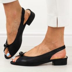 Czarne satynowe sandały damskie na obcasie T.Sokolski L26-136s. Czarne sandały damskie Sokolski, bez wzorów, z satyny, bez obcasa, na obcasie, bez zapięcia. Za 179.00 zł.