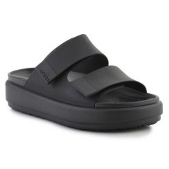 Klapki Crocs Brooklyn Luxe Sandal W 209586-060 czarne. Czarne klapki damskie bez wzorów, z materiału, bez obcasa, bez zapięcia. Za 490.22 zł.