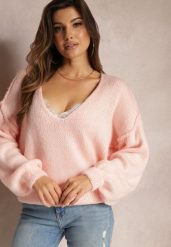Różowy Sweter z Trójkątnym Dekoltem i Szerokimi Rękawami Sarahena. Czerwone swetry klasyczne damskie Renee, bez kołnierzyka. Za 84.99 zł.