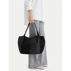 Torebka Lasocki. Czarne torebki klasyczne damskie Lasocki, bez dodatków. Za 199.99 zł.