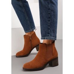 Brązowe Botki Avis. Brązowe botki damskie Renee, za kostkę, bez obcasa, na obcasie, bez zapięcia. Za 129.99 zł.