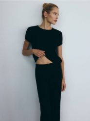 Dwuczęściowa piżama z wiskozy - czarny. Czarne piżamy damskie Reserved, bez wzorów, z dzianiny, bez ramiączek. W wyprzedaży za 79.99 zł.