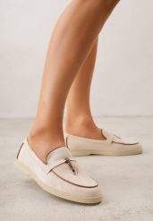 Beżowe Mokasyny z Imitacji Zamszu Zdobione Aplikacją z Zawieszkami Peleg. Brązowe mokasyny damskie Born2be, z jeansu, bez obcasa. Za 99.99 zł.