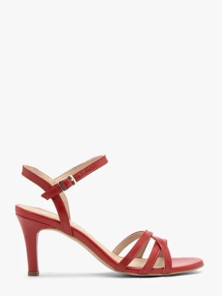 Czerwone sandały damskie na szpilce. Czerwone sandały damskie Ryłko, bez wzorów, ze skóry, bez obcasa, na szpilce, bez zapięcia. W wyprzedaży za 199.99 zł.