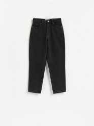 Jeansy mom fit z wysokim stanem - czarny. Czarne jeansy damskie Reserved, z podwyższonym stanem. Za 129.99 zł.