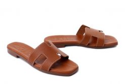 Oh! My Sandals 5810 ROBLE, klapki damskie. Brązowe klapki damskie Oh My Sandals, bez wzorów, ze skóry, bez obcasa, bez zapięcia. Za 244.90 zł.