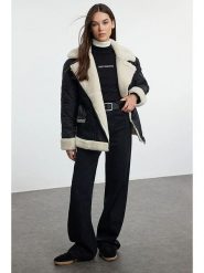 Trendyol Kurtka w kolorze czarnym ze skóry syntetycznej rozmiar: L. Czarne kurtki damskie Trendyol, l, bez wzorów, ze skóry, bez kaptura. Za 152.98 zł.