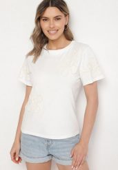 Biały T-shirt z Kwiatowymi Aplikacjami Tilenna. Białe t-shirty damskie Born2be, m, z aplikacjami, z jeansu, bez kołnierzyka. Za 69.99 zł.