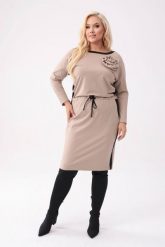 Elegancka beżowa ołówkowa sukienka Raya z czarnymi wstawkami i odpinaną różą PLUS SIZE XXL OVERSIZE. Brązowe sukienki damskie Moda Size Plus Iwanek, z aplikacjami, z materiału, biznesowe, bez ramiączek. W wyprzedaży za 179.90 zł.