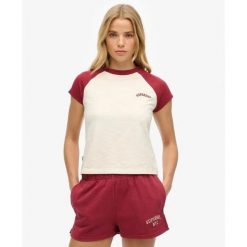 T-shirt z bawełny organicznej z rękawami raglanowymi i logo dla kobiet Superdry. Czerwone t-shirty damskie Superdry, bez wzorów, z bawełny, bez kołnierzyka. Za 126.15 zł.