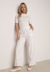 Białe Bawełniane Spodnie Szerokie Ażurowe w Stylu Boho z Haftem Ellanirae. Białe spodnie materiałowe damskie Born2be, z aplikacjami, z bawełny. Za 129.99 zł.