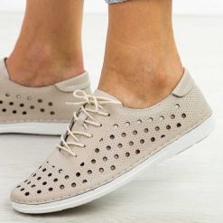 Beżowe skórzane ażurowe półbuty damskie Dia 644. Brązowe półbuty damskie DiA, na jesień, w ażurowe wzory, z jeansu, z okrągłym noskiem, bez obcasa, na płaskiej podeszwie, bez zapięcia. W wyprzedaży za 224.10 zł.