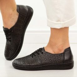 Czarne ażurowe skórzane półbuty damskie Potocki 15316. Czarne półbuty damskie POTOCKI, na jesień, w ażurowe wzory, z jeansu, z okrągłym noskiem, bez obcasa, na płaskiej podeszwie, bez zapięcia. Za 219.00 zł.