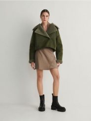 Kurtka z kożuchem - zielony. Zielone kurtki damskie Reserved, l, bez wzorów, ze skóry, bez kaptura. W wyprzedaży za 99.99 zł.