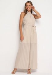 Beżowy Taliowany Kombinezon z Dekoltem Typu Halter z Gumką w Pasie i Materiałowym Paskiem Xolefia. Brązowe sukienki damskie Born2be, bez wzorów, z jeansu, eleganckie, bez ramiączek. Za 109.99 zł.