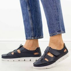 Granatowe przewiewne skórzane półbuty damskie Sergio Leone sp004. Niebieskie półbuty damskie Sergio Leone, na lato, bez wzorów, z jeansu, z okrągłym noskiem, bez obcasa, na płaskiej podeszwie, bez zapięcia. Za 199.00 zł.