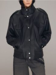 Kurtka oversize z imitacji skóry - czarny. Czarne kurtki damskie Reserved, l, bez wzorów, ze skóry, bez kaptura. Za 299.99 zł.