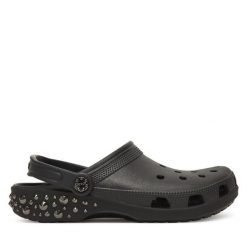 Klapki Crocs. Czarne klapki damskie Crocs, bez wzorów, bez obcasa, bez zapięcia. Za 269.99 zł.