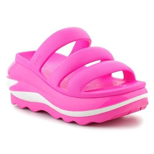 Klapki damskie Crocs Mega Crush Triple Strap. Czerwone klapki damskie Crocs, bez wzorów, z materiału, bez obcasa, bez zapięcia. Za 419.50 zł.