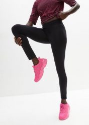 Miękkie legginsy sportowe z kieszeniami po bokach, dł. przed kostkę. Czarne legginsy sportowe damskie bonprix, bez wzorów. Za 129.99 zł.