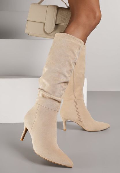 Beżowe Marszczone Kozaki z Imitacji Zamszu na Obcasie Typu Szpilka Rilavira. Brązowe kozaki damskie Renee, z jeansu, bez obcasa, na obcasie, bez zapięcia. Za 159.99 zł.